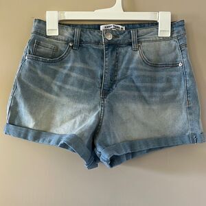 Juniors Almost Famous Super High Rise Short Size 9